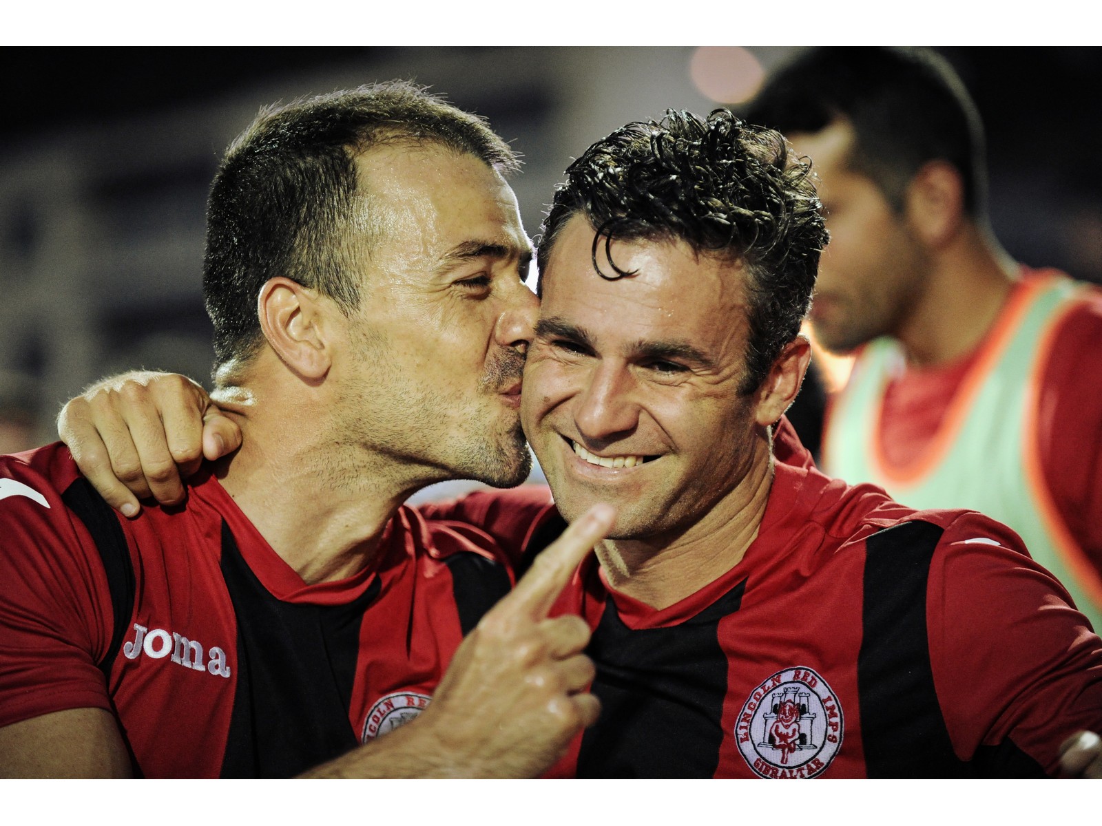 R. Chipolina felicita a Casciaro por el gol al Celtic-Foto de Ian Martínez_Snaprimages.com_.jpg